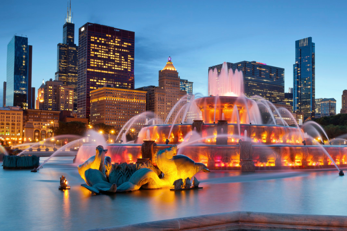 Buckingham fountain lit at night